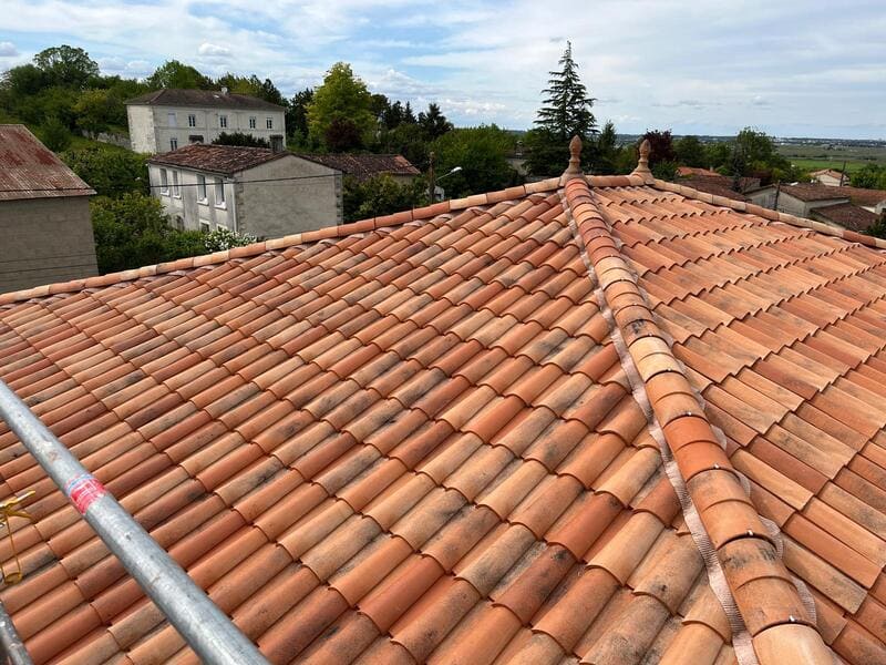 Photo d'une toiture avec une couverture en tuiles