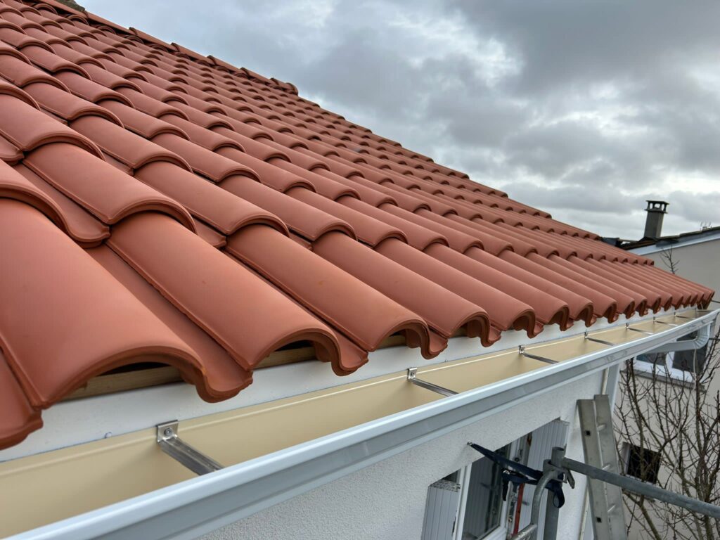 Réalisation d'une toiture tuiles avec pose de gouttières